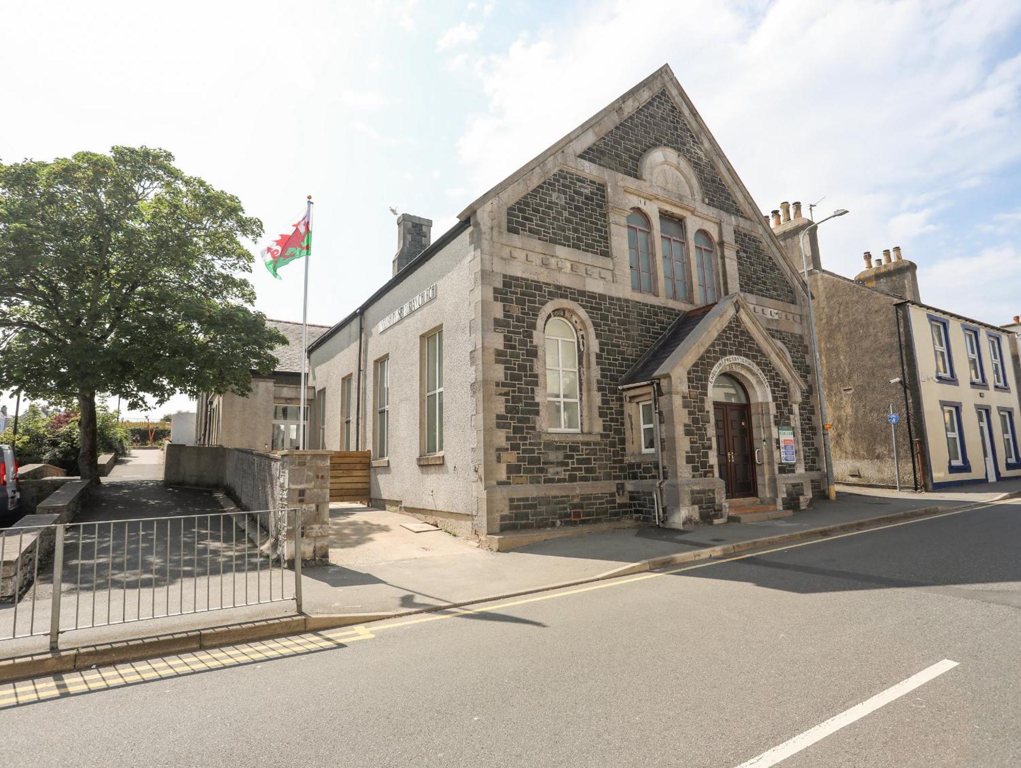 The Church 홀리헤드 외부 사진
